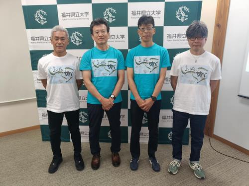 4人