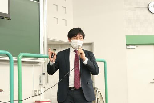 経営学科卒業生の興津蓮さん