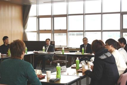 Ｈ25.12.16　学生と学長との懇談会 003（縮小）.jpg