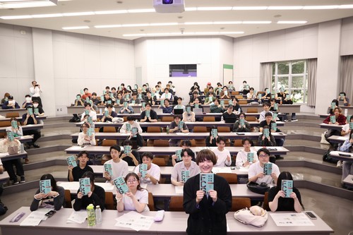 学生に配布した様子